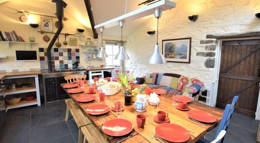 Photo of 5 Bed in Laneast