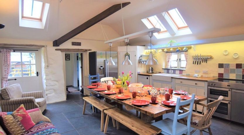 Photo of 5 Bed in Laneast