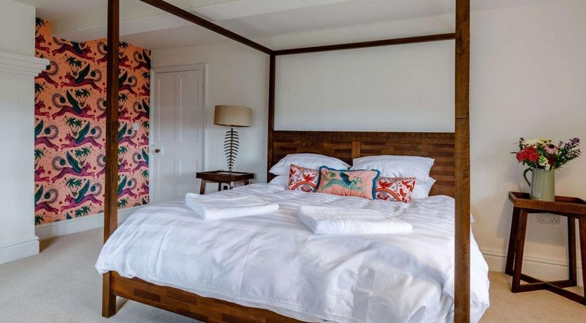 Photo of 5 Bed in Middle Mayfield