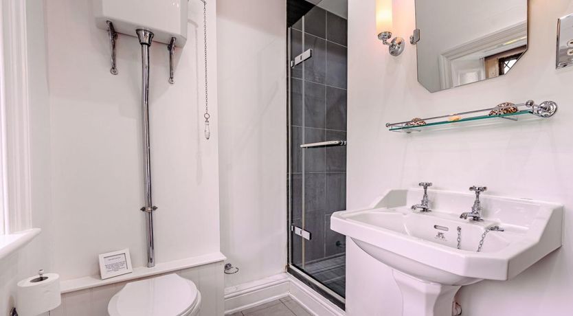 Photo of 7 Bed in Low Lorton