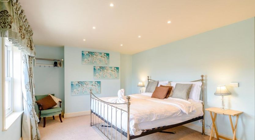 Photo of 5 Bed in Whitby