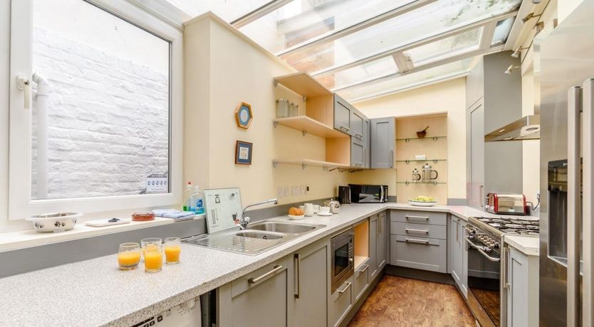 Photo of 5 Bed in Whitby