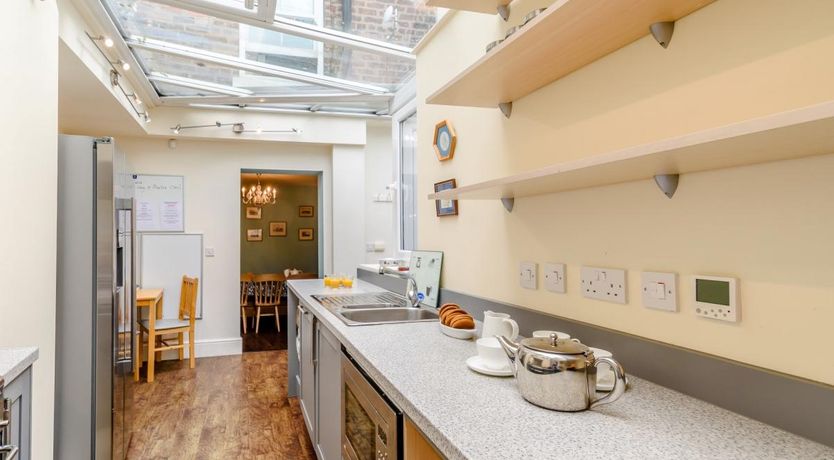 Photo of 5 Bed in Whitby