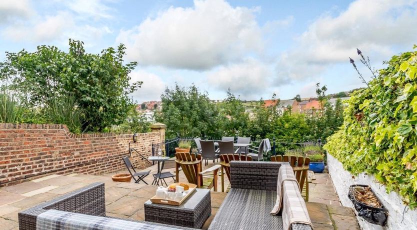 Photo of 5 Bed in Whitby