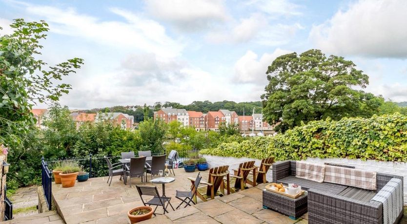 Photo of 5 Bed in Whitby