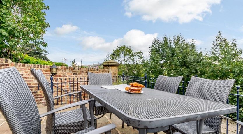 Photo of 5 Bed in Whitby