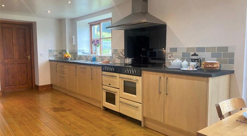Photo of 6 Bed in Cynghordy