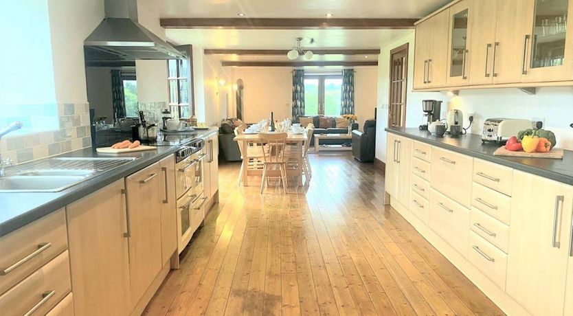 Photo of 6 Bed in Cynghordy