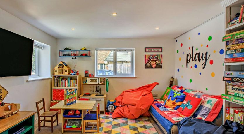 Photo of 5 Bed in Winfrith Newburgh