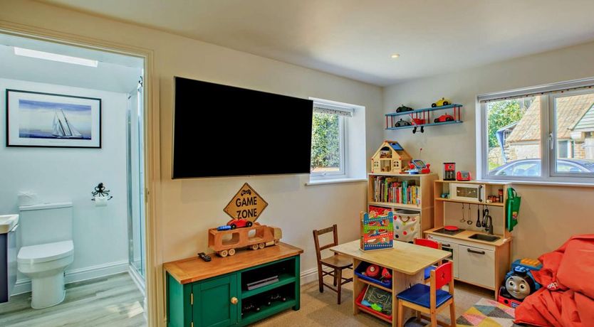 Photo of 5 Bed in Winfrith Newburgh