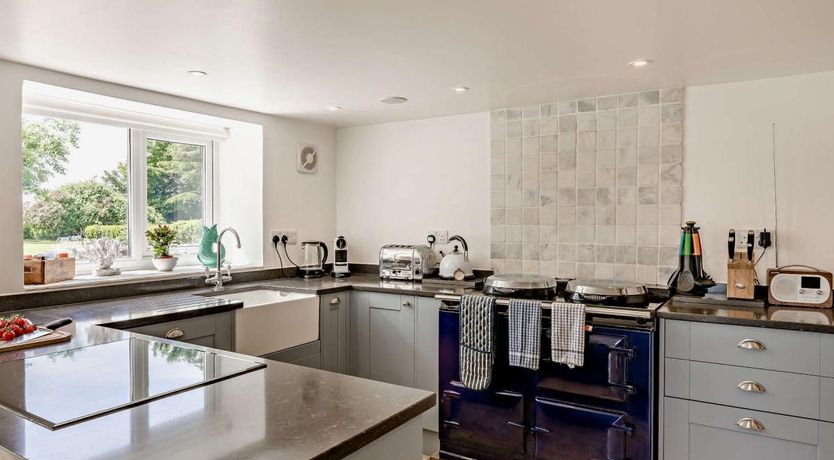 Photo of 5 Bed in Winfrith Newburgh