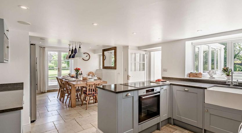 Photo of 5 Bed in Winfrith Newburgh