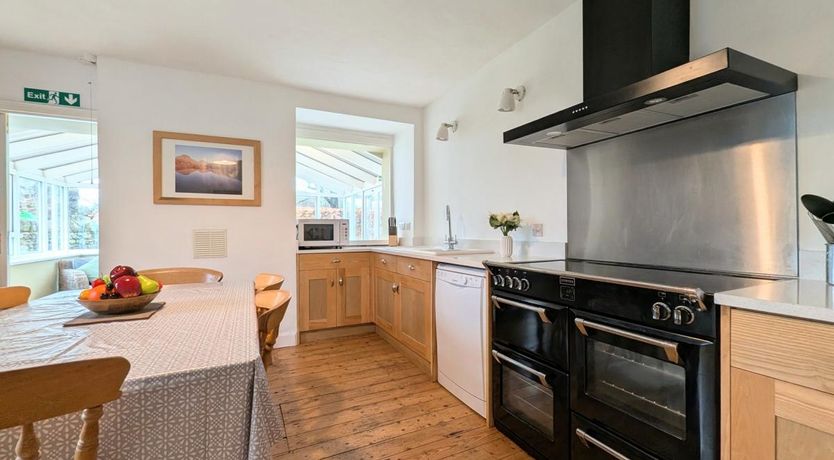 Photo of 7 Bed in Boot