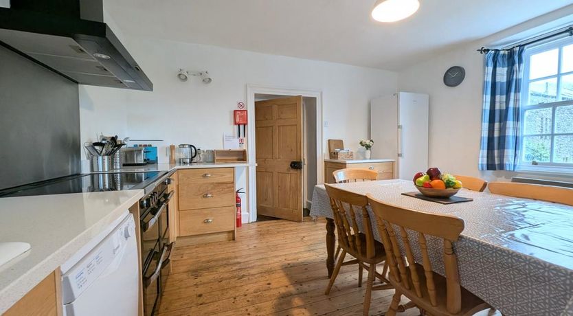 Photo of 7 Bed in Boot