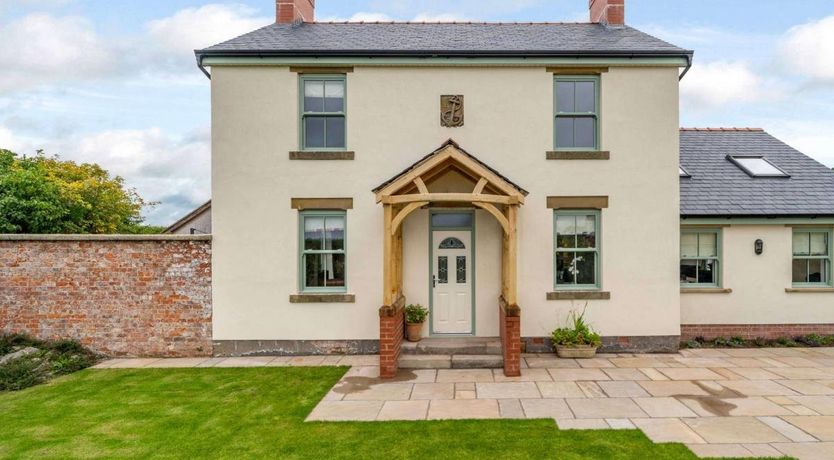 Photo of 3 Bed in Hambleton