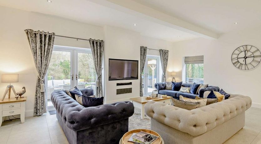 Photo of 5 Bed in Rhosbodrual