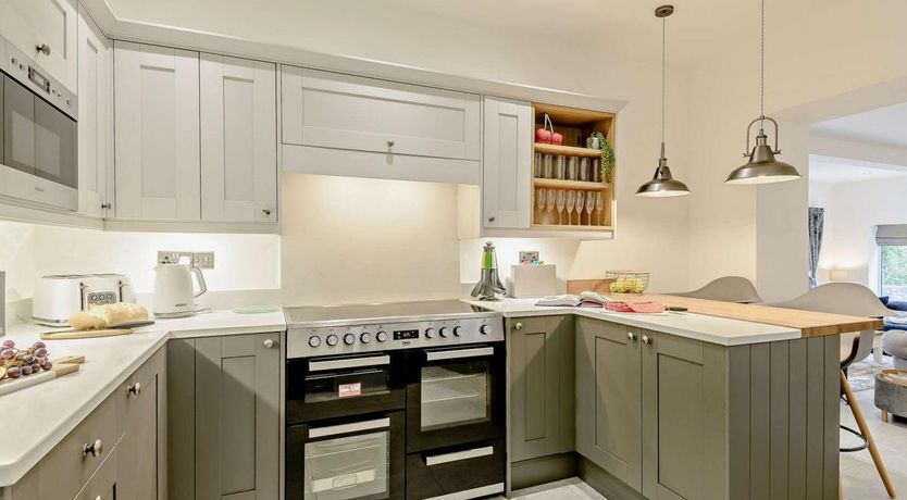 Photo of 5 Bed in Rhosbodrual