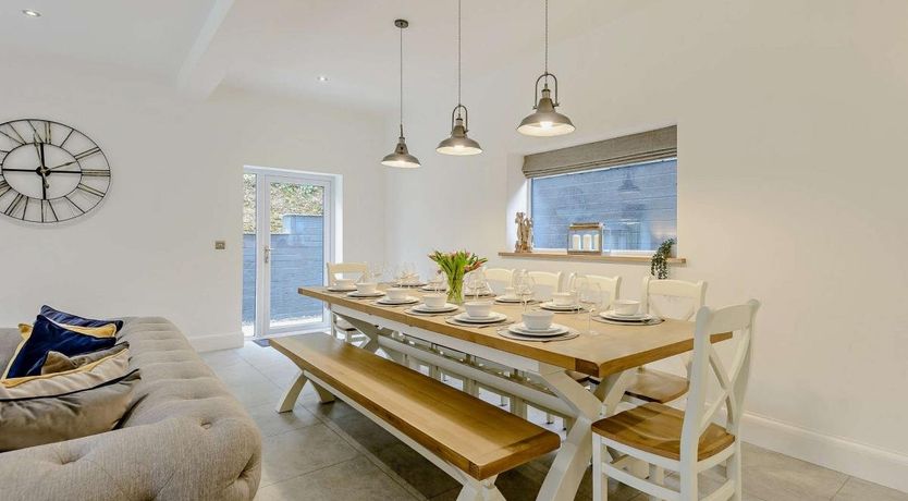 Photo of 5 Bed in Rhosbodrual