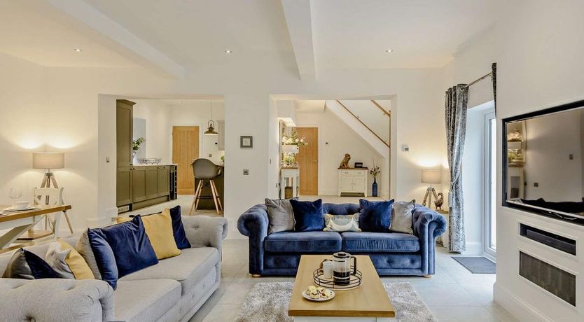 Photo of 5 Bed in Rhosbodrual