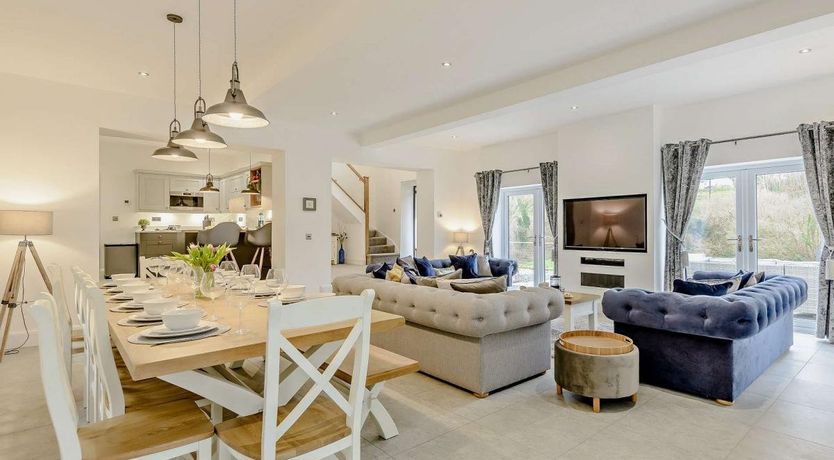 Photo of 5 Bed in Rhosbodrual