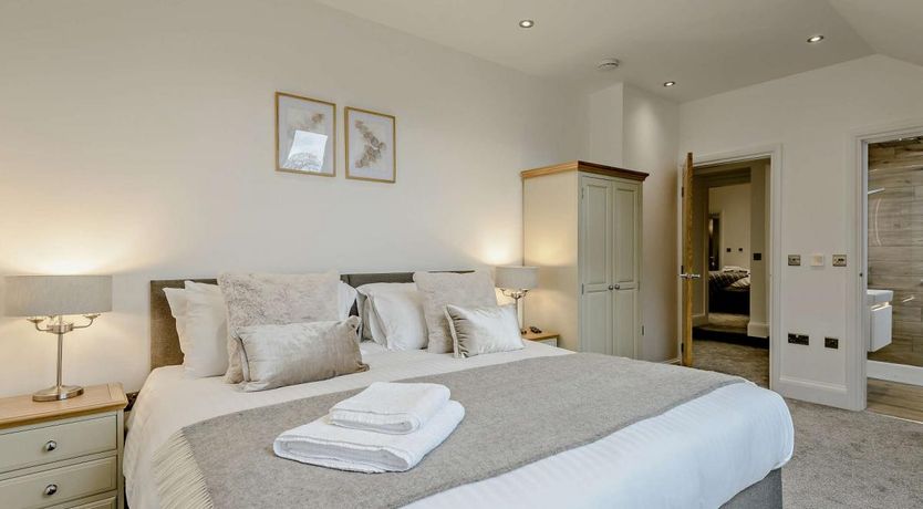 Photo of 5 Bed in Rhosbodrual