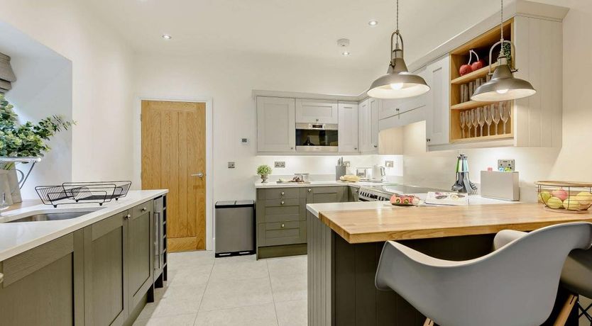 Photo of 5 Bed in Rhosbodrual