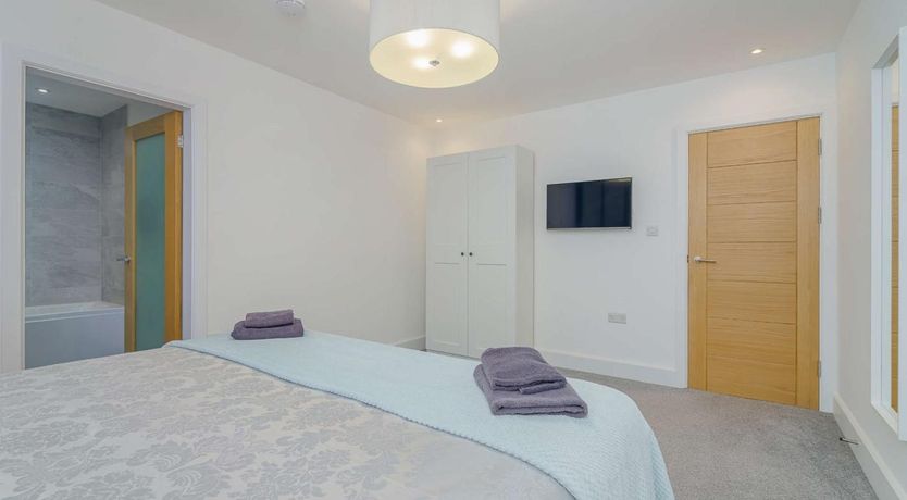 Photo of 4 Bed in Dyffryn Ardudwy