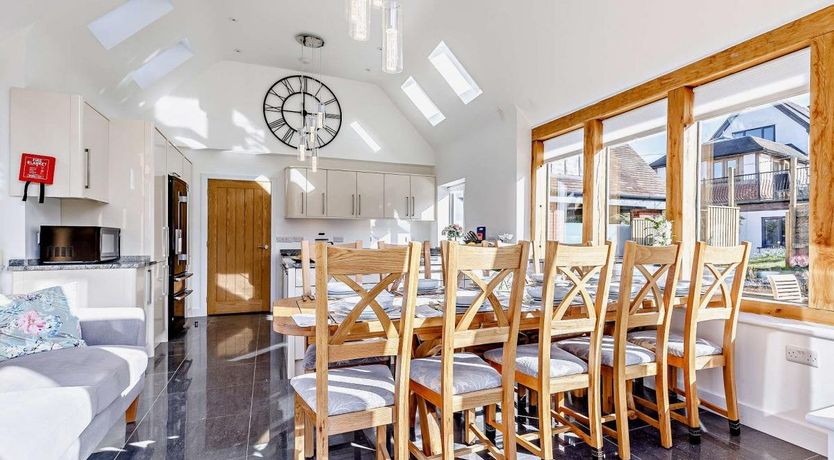 Photo of 5 Bed in New Works