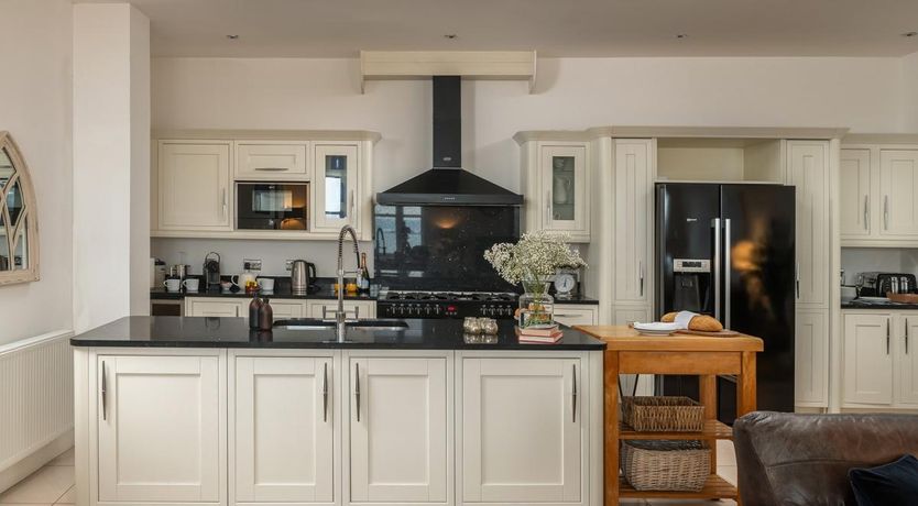 Photo of 3 Bed in Tenby