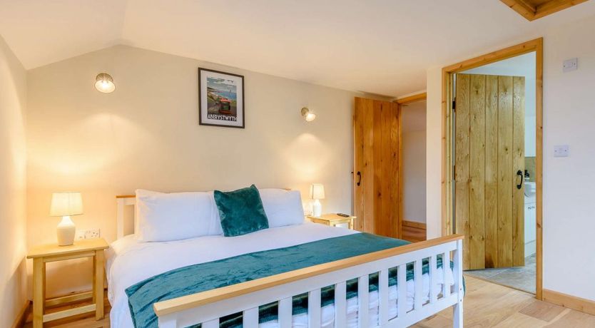 Photo of 4 Bed in Llaithddu