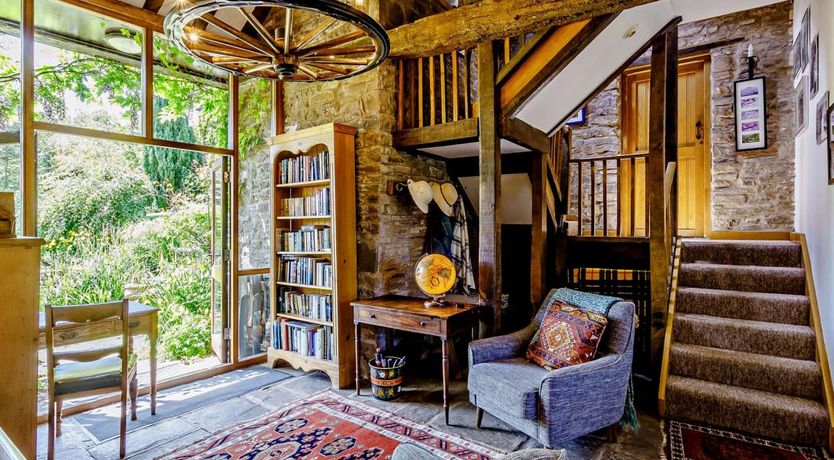 Photo of 4 Bed in Cantref