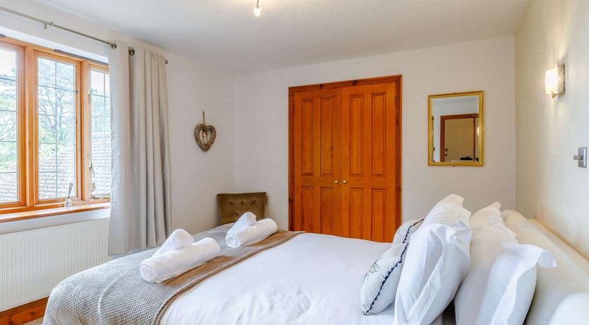 Photo of 6 Bed in Axminster