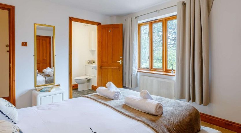 Photo of 6 Bed in Axminster