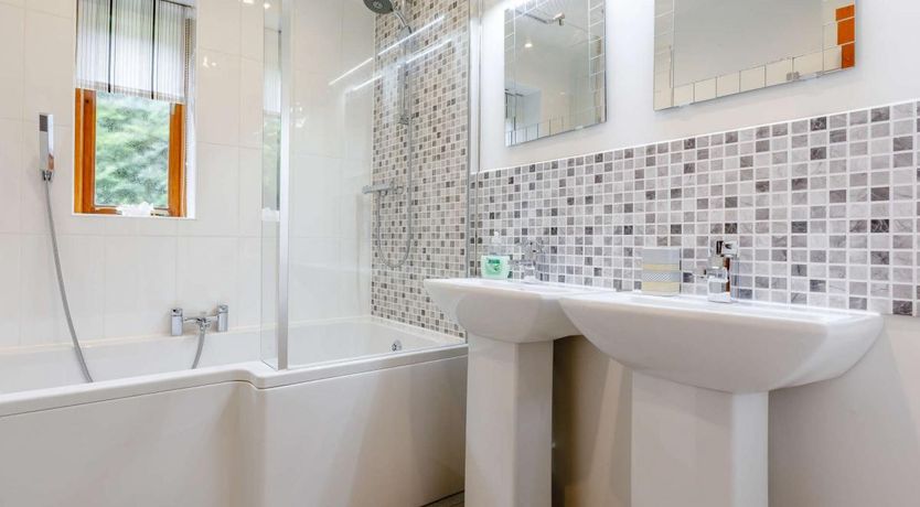 Photo of 6 Bed in Axminster