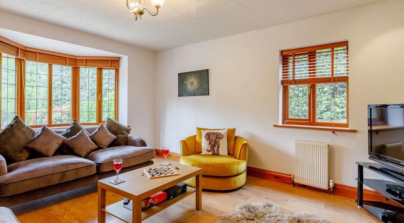 Photo of 6 Bed in Axminster