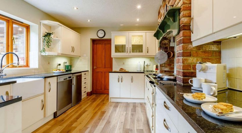 Photo of 6 Bed in Axminster