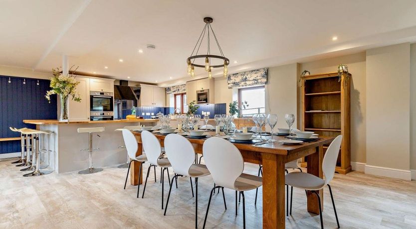 Photo of 5 Bed in Grindon