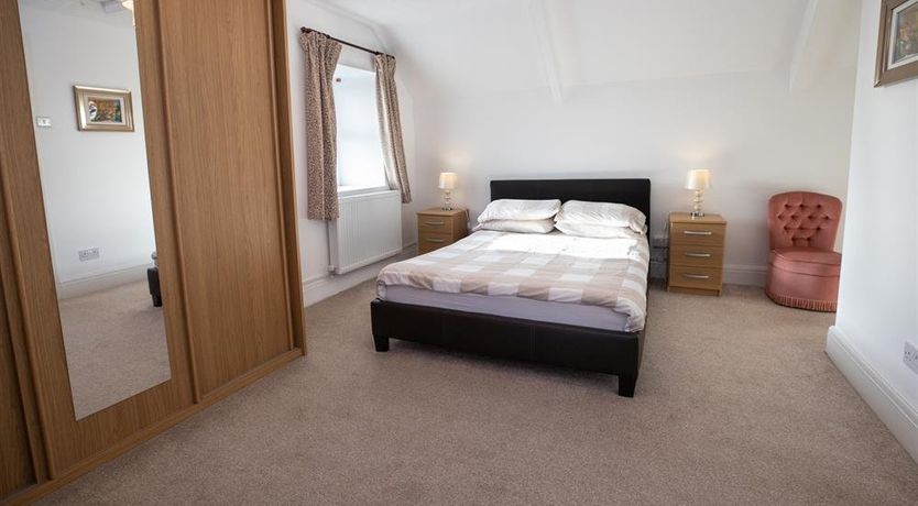 Photo of 3 Bed in Lydstep