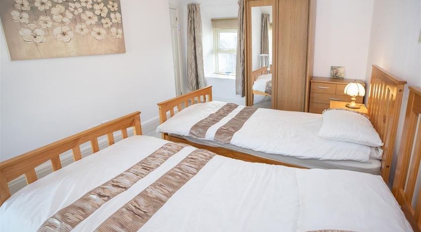 Photo of 3 Bed in Lydstep