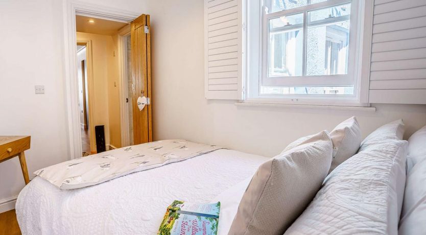 Photo of 1 Bed in Tenby