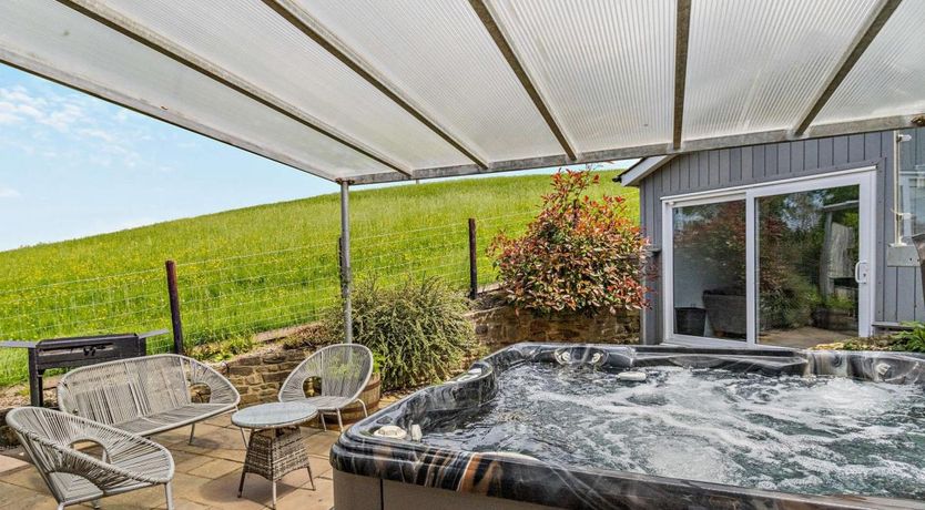 Photo of 5 Bed in Llanynis