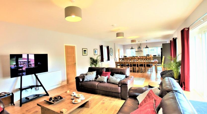 Photo of 5 Bed in Cupar Muir