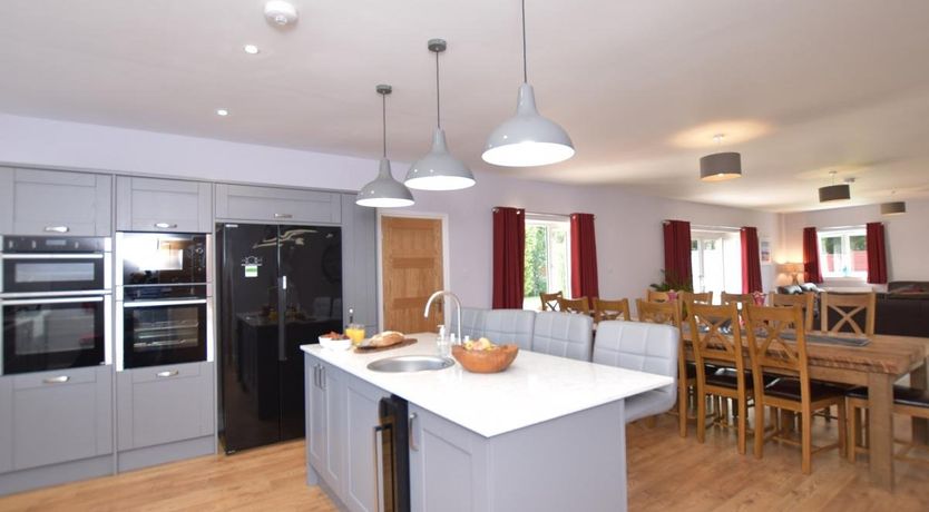 Photo of 5 Bed in Cupar Muir