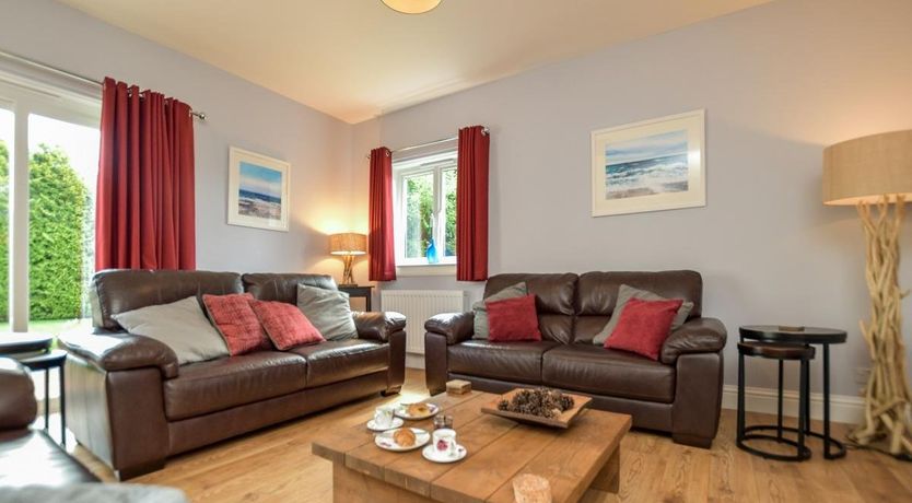 Photo of 5 Bed in Cupar Muir