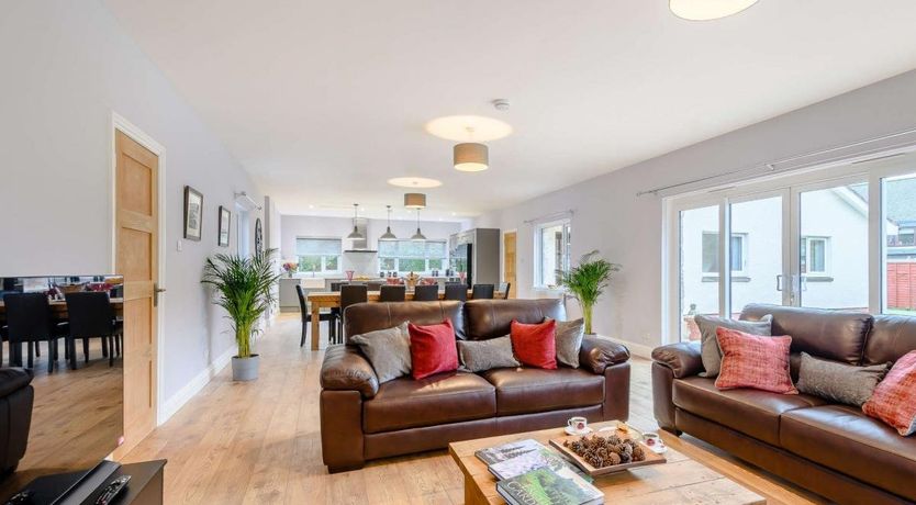 Photo of 5 Bed in Cupar Muir