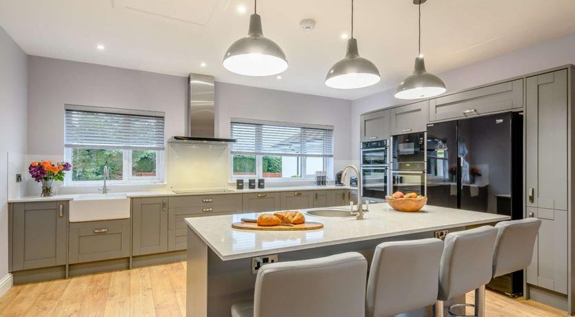 Photo of 5 Bed in Cupar Muir