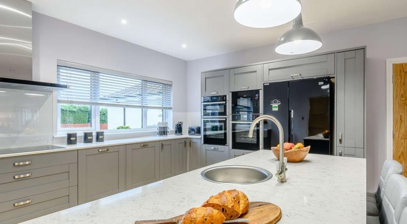 Photo of 5 Bed in Cupar Muir