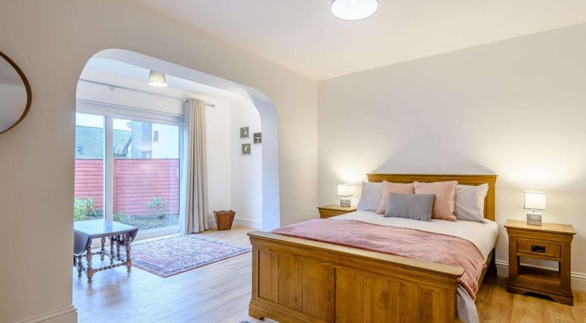 Photo of 5 Bed in Cupar Muir