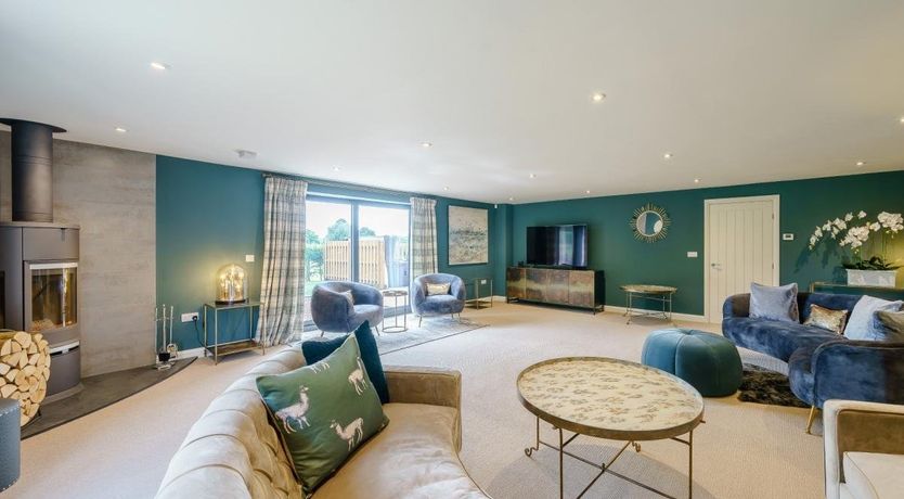 Photo of 5 Bed in Madley