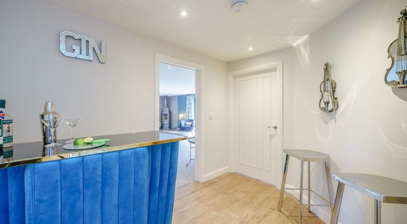 Photo of 5 Bed in Madley